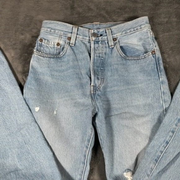 Levi's Premium Womens Jeans Button Fly Light Wash‎ Distressed Denim 25x30 - Picture 1 of 16